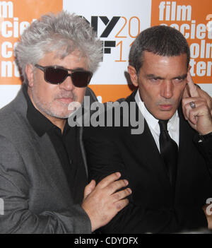 12. Oktober 2011 - New York, New York, US - Regisseur PEDRO ALMODOVAR und Schauspieler ANTONIO BANDERAS besuchen die New Yorker Premiere von "The Skin ich Live In" während der 49. Annual New York Film Festival in der Alice Tully Hall im Lincoln Center statt. (Bild Kredit: Nancy Kaszerman/ZUMAPRESS.com ©) Stockfoto