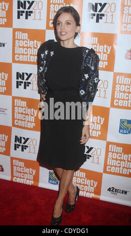 12. Oktober 2011 - New York, New York, US - Schauspielerin ELENA ANAYA besucht die New Yorker Premiere von "The Skin ich Live In" während der 49. Annual New York Film Festival in der Alice Tully Hall im Lincoln Center statt. (Bild Kredit: Nancy Kaszerman/ZUMAPRESS.com ©) Stockfoto