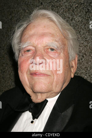 ANDY ROONEY (14. Januar 1919 - 4. November 2011) ein US-amerikanischer Schriftsteller und Journalist. Am besten bekannt für seine wöchentliche, Emmy Award Gewinner, ironischen Kommentar auf das tägliche Leben während der CBS Fernsehen zeigen 60 Autominuten von 1978-2011. Rooney auf 92, hatte gerade in den Ruhestand nach seinem 1097th Kommentar zu liefern. Foto: Ap Stockfoto