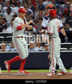 27. September 2011 ist durch Teamate Jimmy Rollins - Atlanta, GA, USA - Philadelphia Phillies Hunter Pence, links, gratulierte, nach der Kollision mit eines 2-Run Home Run aus Atlanta Braves Krug Arodys Vizcaino im fünften Inning MLB Baseball Spiel im Turner Field in Atlanta, Georgia, am 27. September 2011. Stockfoto