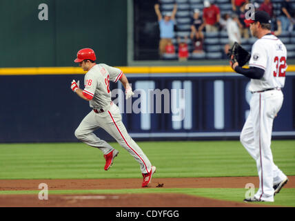 27. September 2011 - Atlanta, GA, USA - Atlanta Braves Start Krug Derek Lowe, Recht, Uhren Philadelphia Phillies Chase Utley Trab um die Unterseiten nach Solo Homerun im 1. Inning MLB Baseball Spiel im Turner Field in Atlanta, Georgia, am 27. September 2011.   UPI Photo/Erik S. weniger Stockfoto