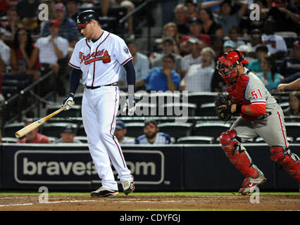 27. September 2011 - Atlanta, GA, USA - Atlanta Braves erster Basisspieler Freddie Freeman, links, nennt sich auf Streiks, das Spiel zu beenden, wie Philadelphia Phillies Catcher Carlos Ruiz Striche um Krug Kyle Kendrick im neunten Inning MLB Baseball Spiel im Turner Field in Atlanta, Georgia, am September begrüßen Stockfoto