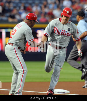 27. September 2011 - Atlanta, GA, USA - Philadelphia Phillies zweiter Basisspieler Chase Utley, richtig, von Dritten Base Trainer Juan Samuel gratulierte nach der Kollision mit eines Solo Homerun aus Atlanta Braves Krug Derek Lowe im ersten Inning MLB Baseball Spiel im Turner Field in Atlanta, Georgia, auf Septem Stockfoto