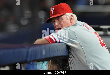 27. September 2011 Uhren - Atlanta, GA, USA - Philadelphia Phillies Manager Charlie Manuel seine Teamplay die Atlanta Braves im 7. Inning MLB Baseball Spiel im Turner Field in Atlanta, Georgia, am 27. September 2011.  Die Phillies besiegt die Braves 7-1. UPI Photo/Erik S. weniger (Credit Imag Stockfoto