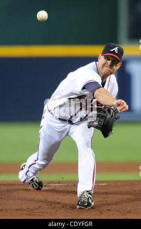 28. September 2011 liefert - Atlanta, GA, USA - Atlanta Braves Krug Tim Hudson zu einem Teig Philadelphia Phillies im ersten Inning MLB Baseball Spiel im Turner Field in Atlanta, Georgia, am 28. September 2011.   UPI Photo/Erik S. weniger (Kredit-Bild: © Erik Lesser/ZUMAPRESS.com) Stockfoto