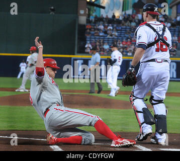 28. September 2011 - Atlanta, GA, USA - Philadelphia Phillies Recht Fielder Hunter Pence, verließ, Folien in sicheren zu Hause vor dem Wurf Atlanta Braves Catcher Brian McCann im ersten Inning MLB Baseball Spiel im Turner Field in Atlanta, Georgia, am 28. September 2011.   UPI Photo/Erik S. Les Stockfoto