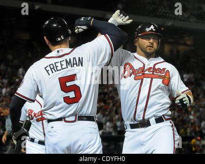 28. September 2011 - feiert Atlanta, GA, USA - Atlanta Braves zweiter Basisspieler Dan Uggla, rechts, mit Atlanta Braves erster Basisspieler Freddie Freeman nach Uggla einen 2-Run Home Run-off die Philadelphia Phillies im dritten Inning MLB Baseball Spiel im Turner Field in Atlanta, Georgia, auf Septem getroffen Stockfoto