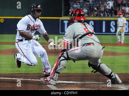 28. September 2011 - Atlanta, GA, USA - Atlanta Braves Center Fielder Michael Bourn, links, Noten vor dem Wurf Philadelphia Phillies Catcher Carlos Ruiz im ersten Inning der MLB Baseball Spiel im Turner Field in Atlanta, Georgia, am 28. September 2011.   UPI Photo/Erik S. weniger (Credit Ima Stockfoto