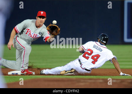 28. September 2011 Folien - Atlanta, GA, USA - Atlanta Braves Center Fielder Michael Bourn, Recht, in sicheren vor dem Wurf auf Philadelphia Phillies zweiter Basisspieler Chase Utley im ersten Inning MLB Baseball Spiel im Turner Field in Atlanta, Georgia, am 28. September 2011.   UPI Photo/Erik S. Le Stockfoto