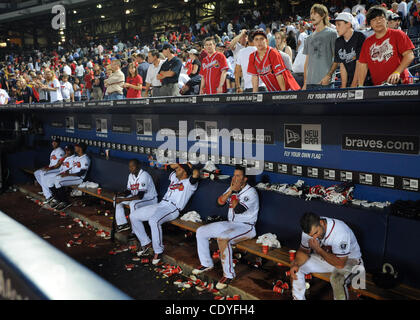 28. September 2011 - Atlanta, GA, USA - Mitglieder der Atlanta Braves sitzen niedergeschlagen in ihren Einbaum nach dem Verlust zu den Philadelphia Phillies 4-3 in der 13. Inning ein MLB Baseballspiel im Turner Field in Atlanta, Georgia, am 28. September 2011. Die Braves verpasst verdienen einen Platzhalter Liegeplatz in der Metropolitana Stockfoto