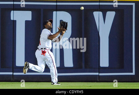 28. September 2011 - Atlanta, GA, USA - Atlanta Braves Center Fielder Michael Bourn fängt einen Fly Ball der Fledermaus von Philadelphia Philllies Chase Utley im 3. Inning MLB Baseball Spiel im Turner Field in Atlanta, Georgia, am 27. September 2011.  Die Phillies besiegt die Braves 7-1. UPI-Photo / Stockfoto