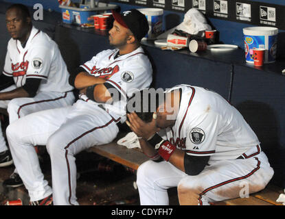 28. September 2011 - Atlanta, GA, USA - Atlanta Braves Krug Cristhian Martinez, links, Alex Gonzalez, Center und Martin Prado sitzen in ihren Einbaum niedergeschlagen nach dem Verlust zu den Philadelphia Phillies 4-3 in der 13. Inning der MLB Baseball Spiel im Turner Field in Atlanta, Georgia, am 28. September 20 Stockfoto