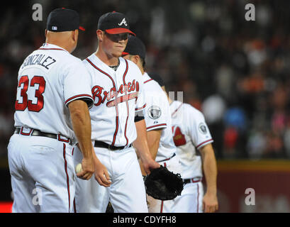 29. September 2011 - Atlanta, GA, USA - Atlanta Braves Manager Fredi Gonzalez, links, zieht Entlastung Krug Craig Kimbrel gegen die Philadelphia Phillies im 9. Inning MLB Baseball Spiel im Turner Field in Atlanta, Georgia, am 28. September 2011.  Die Phillies besiegt die Braves 4-3, eliminati Stockfoto