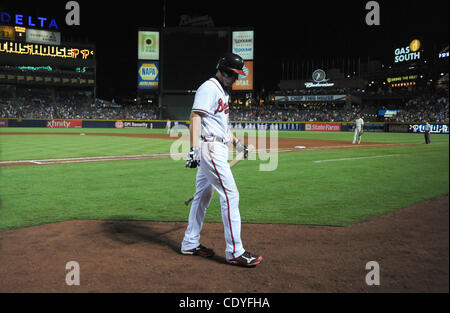 29. September 2011 geht - Atlanta, GA, USA - Atlanta Braves dritte Baseman Chipper Jones zurück auf der Trainerbank nach Streichung, die Philadelphia Phillies in der 13. Inning ein MLB Baseballspiel im Turner Field in Atlanta, Georgia, am 28. September 2011.  Die Phillies besiegt die Braves 4-3, Stockfoto