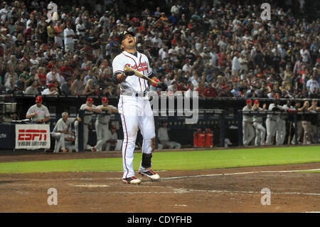 29. September 2011 reagiert - Atlanta, GA, USA - Atlanta Braves dritte Baseman Martin Prado nach Streichung zu den Philadelphia Phillies im 10. Inning MLB Baseball Spiel im Turner Field in Atlanta, Georgia, am 28. September 2011.  Die Phillies besiegt die Braves 4-3, Beseitigung der Braves fr Stockfoto