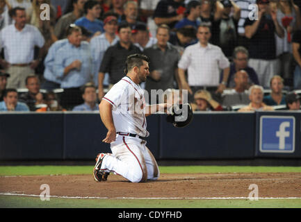 29. September 2011 - Atlanta, GA, USA - Atlanta Braves zweiter Basisspieler Dan Uggla kniet zu Hause Platte nach Fotomarkierungen von Philadelphia Phillies Catcher Carlos Ruiz bei dem Versuch, im 6. Inning MLB Baseball Spiel im Turner Field in Atlanta, Georgia, am 28. September 2011 zu erzielen.  Die Philli Stockfoto