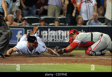 29. September 2011 - wird von Philadelphia Phillies Catcher Carlos Ruiz Atlanta, GA, USA - Atlanta Braves zweiter Basisspieler Dan Uggla, links, aus versehen, bei dem Versuch, die Gäste in der 6 h Inning der ein MLB Baseballspiel im Turner Field in Atlanta, Georgia, am 28. September 2011.  Die Phillies besiegt die Braves 4 Stockfoto