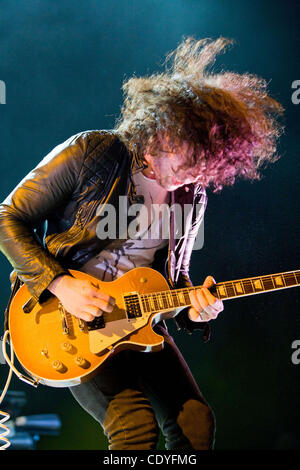 06.10.2011 - Chula Vista, CA USA - Alt-Rocker My Chemical Romance spielten Cricket Wireless Amphitheater in der Nähe von San Diego als Teil der Honda Civic Tour inklusive Punkrock Ikonen Blink-182.  Im Bild: Ray Toro.  (Kredit-Bild: © Daniel Knighton/ZUMA Press) Stockfoto