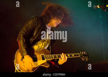 06.10.2011 - Chula Vista, CA USA - Alt-Rocker My Chemical Romance spielten Cricket Wireless Amphitheater in der Nähe von San Diego als Teil der Honda Civic Tour inklusive Punkrock Ikonen Blink-182.  Im Bild: Ray Toro.  (Kredit-Bild: © Daniel Knighton/ZUMA Press) Stockfoto