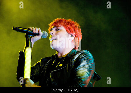 06.10.2011 - Chula Vista, CA USA - Alt-Rocker My Chemical Romance spielten Cricket Wireless Amphitheater in der Nähe von San Diego als Teil der Honda Civic Tour inklusive Punkrock Ikonen Blink-182.  Im Bild: Gerard Way.  (Kredit-Bild: © Daniel Knighton/ZUMA Press) Stockfoto