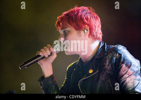 06.10.2011 - Chula Vista, CA USA - Alt-Rocker My Chemical Romance spielten Cricket Wireless Amphitheater in der Nähe von San Diego als Teil der Honda Civic Tour inklusive Punkrock Ikonen Blink-182.  Im Bild: Gerard Way.  (Kredit-Bild: © Daniel Knighton/ZUMA Press) Stockfoto