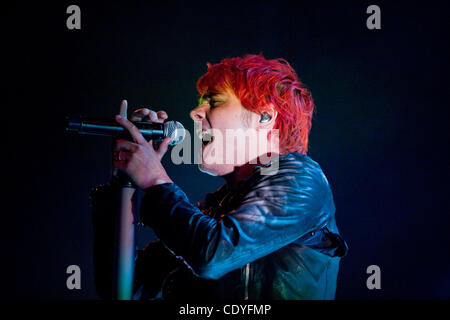 06.10.2011 - Chula Vista, CA USA - Alt-Rocker My Chemical Romance spielten Cricket Wireless Amphitheater in der Nähe von San Diego als Teil der Honda Civic Tour inklusive Punkrock Ikonen Blink-182.  Im Bild: Gerard Way.  (Kredit-Bild: © Daniel Knighton/ZUMA Press) Stockfoto