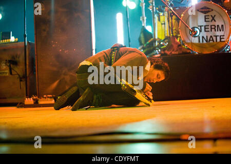 06.10.2011 - Chula Vista, CA USA - Alt-Rocker My Chemical Romance spielten Cricket Wireless Amphitheater in der Nähe von San Diego als Teil der Honda Civic Tour inklusive Punkrock Ikonen Blink-182.  Im Bild: Frank Iero.  (Kredit-Bild: © Daniel Knighton/ZUMA Press) Stockfoto