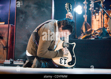 06.10.2011 - Chula Vista, CA USA - Alt-Rocker My Chemical Romance spielten Cricket Wireless Amphitheater in der Nähe von San Diego als Teil der Honda Civic Tour inklusive Punkrock Ikonen Blink-182.  Im Bild: Frank Iero.  (Kredit-Bild: © Daniel Knighton/ZUMA Press) Stockfoto