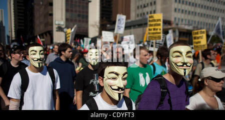 Chicago, IL - Demonstranten tragen Guy Fawkes-Masken-März auf der Michigan Avenue in Chicago, IL, anlässlich des 10. Jahrestages der US- und NATO-Engagement in Afghanistan am 8. Oktober 2011.  Mitglieder der Bewegung besetzen Chicago nahm auch an dem Marsch.  (Bild © Joel Kowsky/ZUMAPRESS.com Kredit) Stockfoto