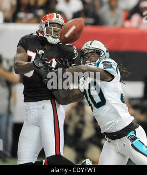 16. Oktober 2011 versucht, einen Pass in die Endzone zu fangen, während der Verteidigung von Carolina Panthers Sicherheit Charles Godfrey (#30) im ersten Quartal von einem NFL-Football-Spiel im Georgia Dome in Atlanta, Georgia am 16. Oktober 2011 - Atlanta, GA, USA - Atlanta Falcons Wide Receiver Roddy White (#84). Gehen Stockfoto