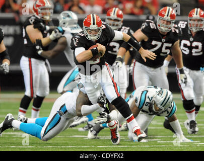 16. Oktober 2011 - Atlanta, GA, USA - Atlanta Falcons quarterback Matt Ryan (#2) läuft für Birdie gegen die Carolina Panthers im dritten Quartal von einem NFL-Football-Spiel im Georgia Dome in Atlanta, Georgia am 16. Oktober 2011. Die Falken besiegt die Panthers 31-17.  UPI Photo/Erik S. Lesser ( Stockfoto