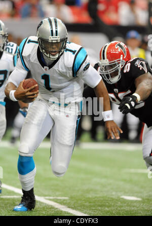 16. Oktober 2011 - Atlanta, GA, USA - Carolina Panthers Quarterback Cam Newton (#1) versucht, den Druck der Atlanta Falcons defensive Tackle Jonathan Babineaux (#95) zu vermeiden im zweiten Quartal von einem NFL-Football-Spiel im Georgia Dome in Atlanta, Georgia am 16. Oktober 2011. Die Falken besiegt t Stockfoto