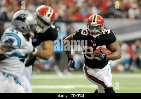 16. Oktober 2011 läuft - Atlanta, GA, USA - Atlanta Falcons Runningback Michael Turner (#33) gegen die Carolina Panthers im vierten Quartal von einem NFL-Football-Spiel im Georgia Dome in Atlanta, Georgia auf 16. Oktober 2011. Turner kandidierte für 139 Yards und zwei Touchdowns der Falken besiegt die Stockfoto