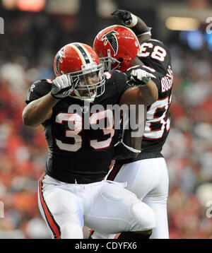 16. Oktober 2011 - Atlanta, GA, USA - Atlanta Falcons Runningback Michael Turner (#33) feiert seine Touchdown gegen die Carolina Panthers mit Atlanta Falcons Wide Receiver Harry Douglas (#83) im vierten Quartal von einem NFL-Football-Spiel im Georgia Dome in Atlanta, Georgia am 16 Oktober 201 Stockfoto