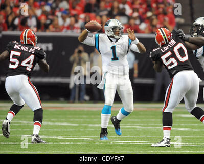 16. Oktober 2011 versucht, den Ball unter Druck von Atlanta Falcons Linebacker Stephen Nicholas (#54) und Atlanta Falcons Linebacker Curtis Lofton (#50) im vierten Quartal ein NFL Football-Spiel im Georgia Dome in Atlan - Atlanta, GA, USA - Carolina Panthers Quarterback Cam Newton (#1) Stockfoto