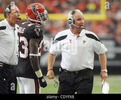 16. Oktober 2011 blickt - Atlanta, GA, USA - Atlanta Falcons Head Coach Mike Smith auf einen Aufruf gegen sein Team als Atlanta Falcons Wide Receiver Harry Douglas (#83) reagiert auf gegen die Carolina Panthers in der zweiten Hälfte von einem NFL-Football-Spiel im Georgia Dome in Atlanta, Georgia am 16. Oktober 2011. Stockfoto