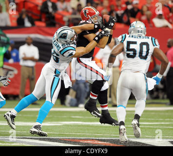 16. Oktober 2011 - Atlanta, GA, USA - Atlanta Falcons-Tight-End Tony Gonzalez (#88) fängt einen Pass zwischen den Carolina Panthers Linebacker Thomas Williams (#56) und Carolina Panthers Linebacker James Anderson (#50) im ersten Quartal von einem NFL-Football-Spiel im Georgia Dome in Atlanta, Georgia auf Stockfoto