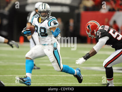 16. Oktober 2011 - Atlanta, GA, USA - Carolina Panthers Runningback Jonathan Stewart (#28) versucht der Bewältigung der Atlanta Falcons Linebacker Sean Weatherspoon (#56) in der ersten Hälfte der NFL Football-Spiel im Georgia Dome in Atlanta, Georgia am 16. Oktober 2011 zu vermeiden. Die Falken besiegt die Pa Stockfoto