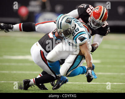 16. Oktober 2011 wird in der ersten Hälfte von einem NFL-Football-Spiel im Georgia Dome in Atlanta, Georgia am 16. Oktober 2011 - Atlanta, GA, USA - Carolina Panthers Runningback Jonathan Stewart (#28) von Atlanta Falcons Linebacker Sean Weatherspoon (#56) angegangen. Die Falken besiegt die Panthers 31-17. Stockfoto