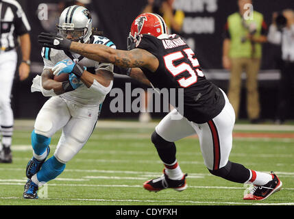 16. Oktober 2011 - Atlanta, GA, USA - Carolina Panthers Runningback DeAngelo Williams (#34) versucht der Bewältigung von Atlanta Falcons defensive End John Abraham (#55) in der ersten Hälfte der NFL Football-Spiel im Georgia Dome in Atlanta, Georgia am 16. Oktober 2011 zu vermeiden. Die Falken besiegt die Pfanne Stockfoto