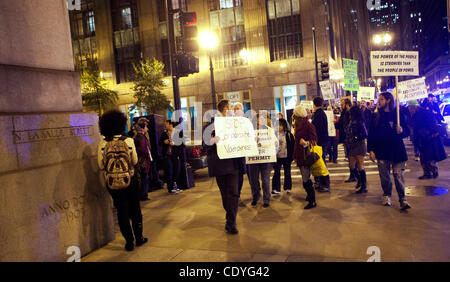 Anti-Wall Street Demonstranten besetzen Chicago - Chicago, IL USA marschieren Daley Plaza in Chicago, Illinois auf Mittwoch, 2. November 2011.  Die Gruppe marschierte in Solidarität mit der Occupy-Bewegung in Oakland, Kalifornien.  (Joel Kowsky/ZUMA Press) Stockfoto