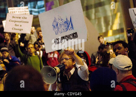 Anti-Wall Street Demonstranten besetzen Chicago - Chicago, IL USA versammeln sich auf Mittwoch, 2. November 2011 in Daley Plaza in Chicago, Illinois.  Die Gruppe marschierte in Solidarität mit der Occupy-Bewegung in Oakland, Kalifornien.  (Joel Kowsky/ZUMA Press) Stockfoto