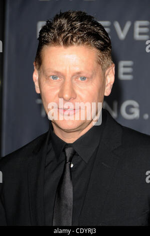 20. Oktober 2011 - Los Angeles, Kalifornien, USA - Andrew Niccol Teilnahme an der Los Angeles Premiere von «In Time» im Regency Village Theater in Westwood, Kalifornien am 20.10.11 statt. 2011 (Kredit-Bild: © D. Long/Globe Photos/ZUMAPRESS.com) Stockfoto