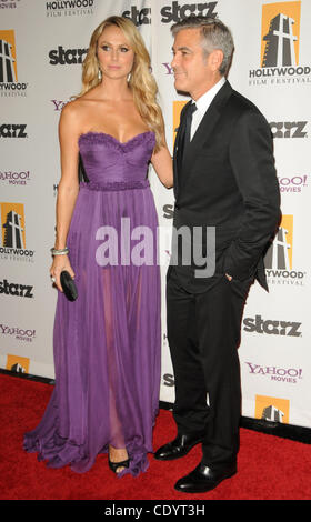 24. Oktober 2011 - Los Angeles, Kalifornien, USA - George Clooney, Stacy Keibler Teilnahme an der 15. jährlichen Hollywood Film Awards Gala im Beverly Hilton Hotel in Beverly Hills, Kalifornien am statt 24.10.11. 2011 (Kredit-Bild: © D. Long/Globe Photos/ZUMAPRESS.com) Stockfoto