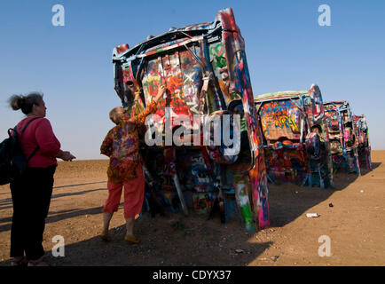 1. September 2011 - Amarillo, Texas, USA - 1. September 2011. Amarillo, Texas, USA. Britischer Tourist LINDA BAGWELL setzt ihre Markierung auf eines der Autos, die Teil des Cadillac Ranch befindet sich am Ausgang 60 an der Interstate 40 westlich von Amarillo, Texas. Sie und eine Gruppe von britischen Touristen waren auf eine Bus-Tour-o Stockfoto