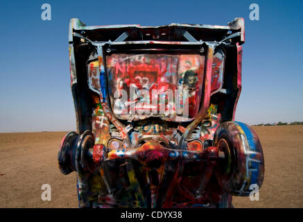 1. September 2011 - Amarillo, Texas, USA - 1. September 2011. Amarillo, Texas, USA.  Cadillac Ranch befindet sich an der Ausfahrt 60 an der Interstate 40 westlich von Amarillo, Texas. Es wurde ursprünglich von The Ant Farm und Amarillo Milliardär Stanley Marsh 3 erstellt. Zehn Caddies waren begraben Nase nach unten nach Westen in einem l Stockfoto