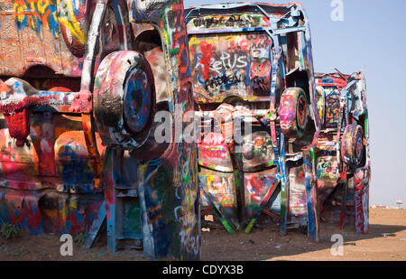 1. September 2011 - Amarillo, Texas, USA - 1. September 2011. Amarillo, Texas, USA. Grafitti deckt alle Fahrzeuge von Cadillac Ranch befindet sich an der Ausfahrt 60 an der Interstate 40 westlich von Amarillo, Texas. Es wurde ursprünglich von The Ant Farm und Amarillo Milliardär Stanley Marsh 3 erstellt. Zehn Caddies waren Stockfoto