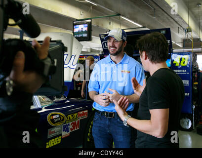 6. November 2011 - Fort Worth, Texas, USA - 6. November 2011. Fort Worth, Texas, USA. Fahrer Jimmie Johnson (L) wird von BBC Top Gear Gastgeber Richard Hammond in der Garage vor der NASCAR Sprint Cup Series AAA Texas 500 auf dem Texas Motor Speedway in Fort Worth, Texas interviewt. (Kredit-Bild: © Ralph Lauer/ZUMAP Stockfoto
