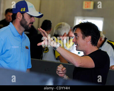 6. November 2011 - Fort Worth, Texas, USA - 6. November 2011. Fort Worth, Texas, USA. Jimmie Johnson (L) wird von BBC Top Gear Gastgeber Richard Hammond in der Garage vor der NASCAR Sprint Cup Series AAA Texas 500 auf dem Texas Motor Speedway in Fort Worth, Texas interviewt. (Kredit-Bild: © Ralph Lauer/ZUMAPRESS.co Stockfoto