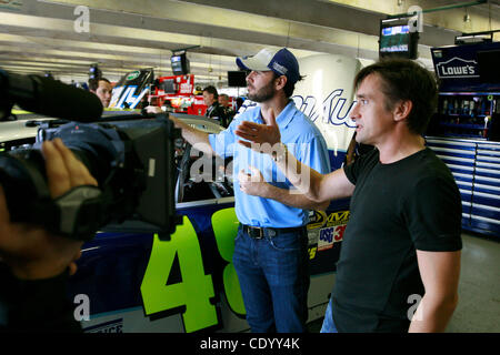 6. November 2011 - Fort Worth, Texas, USA - 6. November 2011. Fort Worth, Texas, USA. Fahrer Jimmie Johnson (L) wird von BBC Top Gear Gastgeber Richard Hammond in der Garage vor der NASCAR Sprint Cup Series AAA Texas 500 auf dem Texas Motor Speedway in Fort Worth, Texas interviewt. (Kredit-Bild: © Ralph Lauer/ZUMAP Stockfoto
